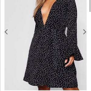 NWT Boohoo Plus Spot Plunge Skater Dress with Tie waist sz. 18